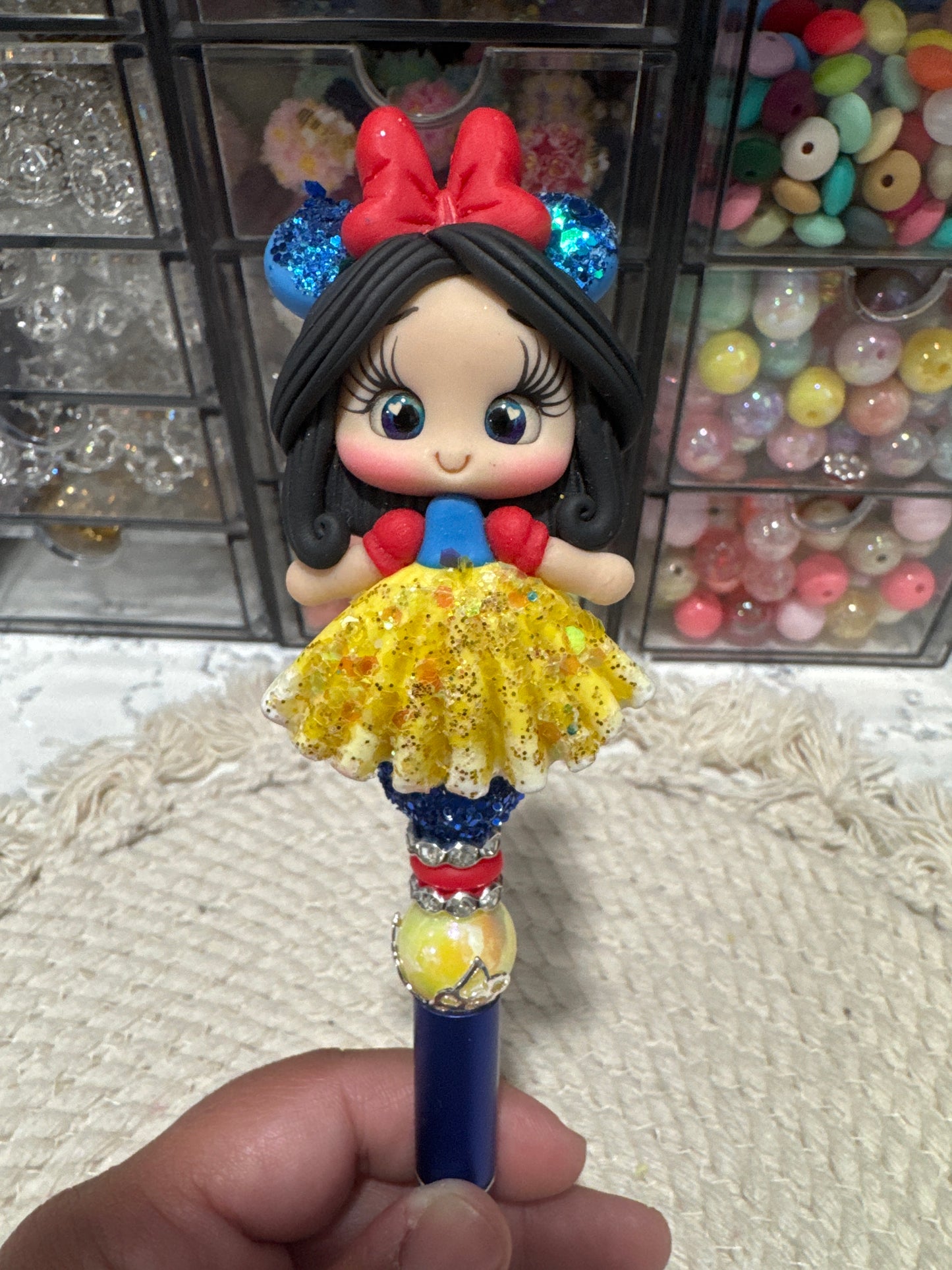 Snow white pen